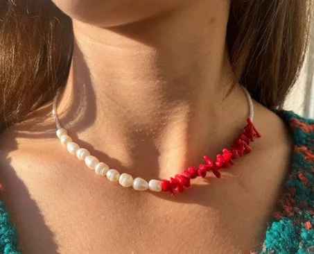 Collier femme artisanal avec éclats de corail rouge et perles de rivière