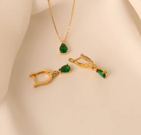 Ensemble collier et boucles d'oreilles émeraude