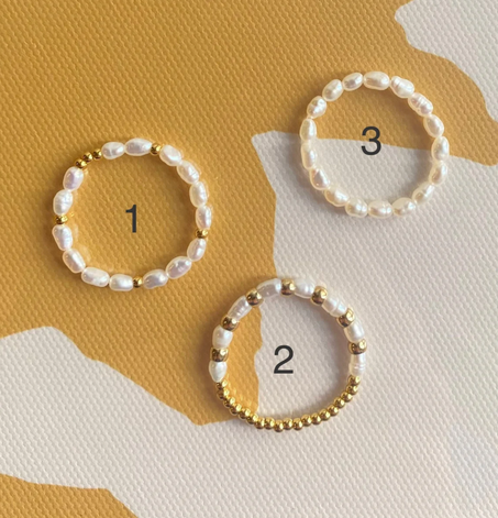 خواتم FEMO // خواتم صغيرة من لؤلؤ المياه العذبة مع عناصر مطلية بالذهب