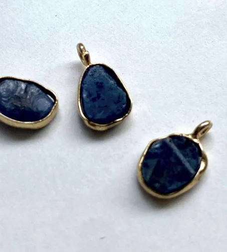 قلادة من الياقوت الخام  بالفضة مطلية  بذهب نقي