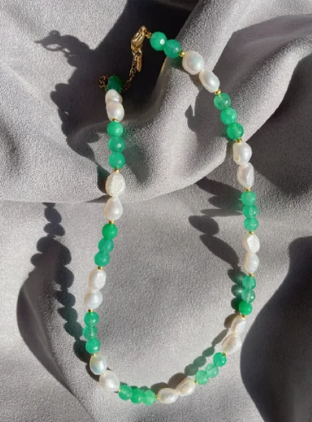 كوليي زمرد مع الجوههر الحر