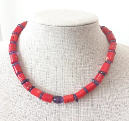 Collier en pierres naturelles de corail naturel rouge et d'améthyste violette. Collier bohème pour femme.