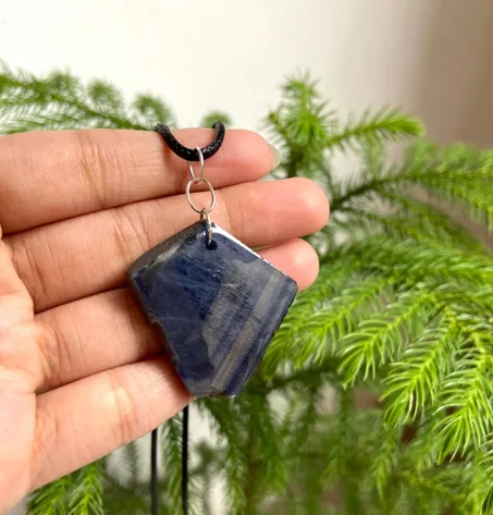 قلادة من الياقوت الأزرق الخام: قلادة بسيطة مع حبل جلدي، حجر ميلاد شهر سبتمبر