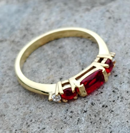 خاتم من الياقوت الأخضر المقطوع بالزمرد: مجوهرات عيد ميلاد آرت ديكو من الذهب الأصفر