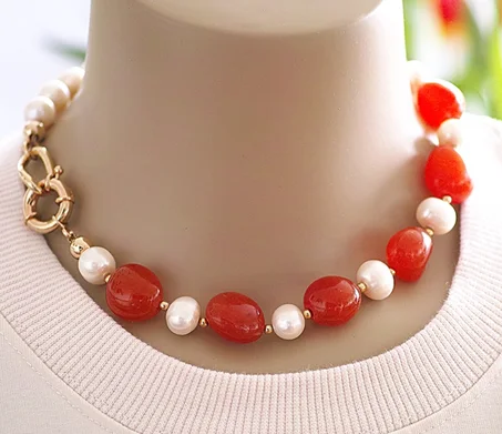 COLLIER EN PERLES D'EAU DOUCE ET CORNALINE AVEC GRAND FERMOIR PLAQUÉ OR, FAIT MAIN