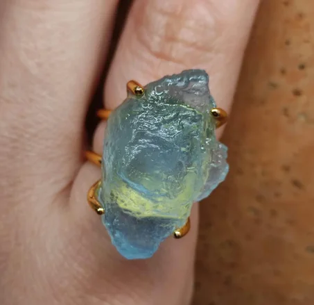 خاتم أكوامارين خام - خاتم حجر الميلاد الكبير، خاتم فريد من نوعه بحجر خام غير منتظم، خاتم حجر كريم عصري فريد من نوعه، خاتم نسائي بحجر كبير