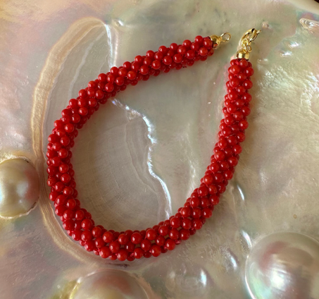 سوار بخرزات متشابكة من المرجان الأحمر المتوسطي الأصلي، ومشبك من الفضة الإسترلينية عيار 925. صنع يدويًا في إيطاليا.