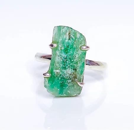 خاتم من الكريستال الزمردي الخام: حجر بخت شهر مايو من الفضة الإسترليني