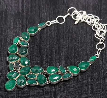 قلادة مصنوعة يدويًا من الفضة الإسترلينية عيار 925 مرصعة بزمرد زامبي: قلادة من حجر كريم طبيعي