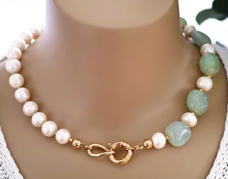 COLLIER EN PERLES D'EAU DOUCE ET CALCÉDOINE AVEC GRAND FERMOIR PLAQUÉ OR
