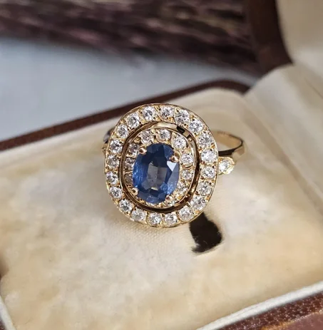 خاتم من الياقوت والألماس من الذهب عيار 18 قيراطًا