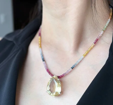 قلادة من حجر التوباز الأصفر الطبيعي على شكل كمثرى، درجة نقاء VVS1، وزن 48 قيراطًا، مصنوعة من الفضة الإسترليني المطلية بالروديوم