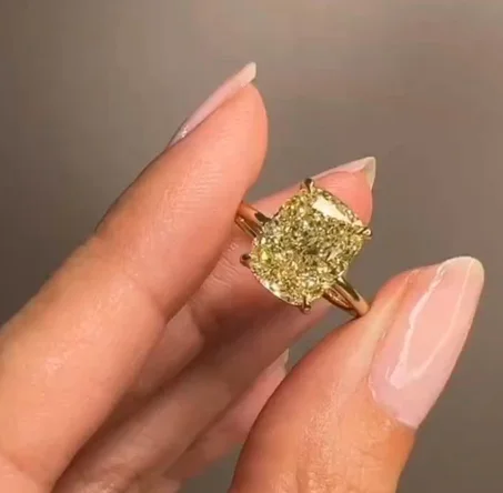 خاتم خطوبة من الذهب عيار 14 قيراطًا مرصع بألماس أصفر كناري مقطوع بشكل وسادة مستطيل 4 قيراط - بهالة مخفية