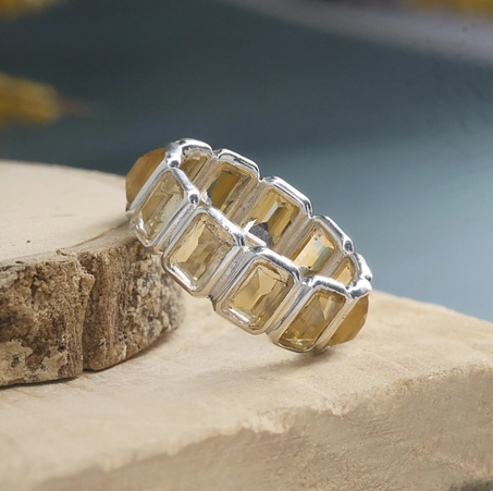 خاتم الخلود من حجر السترين: خاتم من الفضة الإسترليني مثمن الشكل مرصع بأحجار كريمة