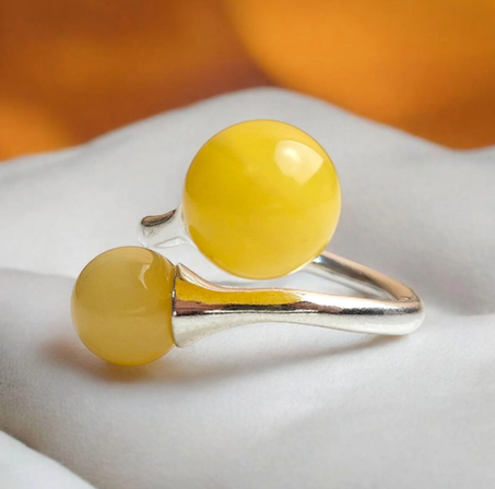 خواتم قابلة للتعديل. خاتم من الفضة الإسترلينية مع أحجار كريمة من العنبر البلطيقي الأصفر الطبيعي للنساء، خاتم فضي صغير مع كريستال.