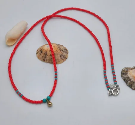 Collier de perles japonaises rouges et turquoise,