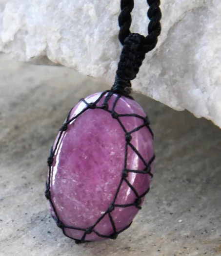 مجوهرات الياقوت الطبيعي للرجال / النساء، قلادة حجر العاطفة والحب، قلادة كريستال الأسد، مجوهرات حجر الميلاد لشهر يوليو، هدية عيد الميلاد ذات مغزى