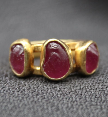 خاتم ياقوت خام مصنوع يدويًا من الفضة الإسترلينية عيار 925 الصلبة مع أحجار كريمة على الطراز القديم، هدية فريدة لها، خاتم من الحجر الأحمر الطبيعي