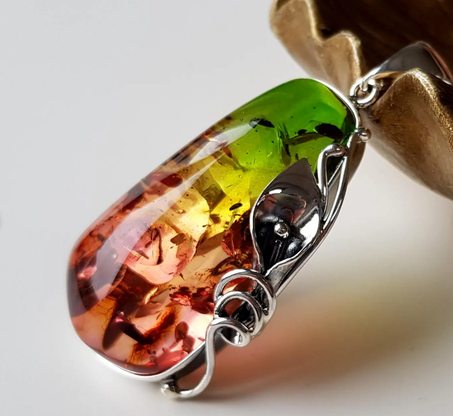 قلادة رائعة من العنبر البلطيقي باللونين الوردي والأخضر، قلادة ضخمة من العنبر والفضة الإسترلينية، مجوهرات من العنبر البلطيقي، قلادة من حجر العنبر الوردي والأخضر