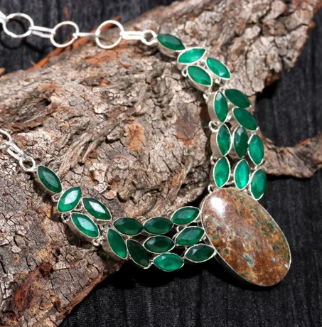 قلادة مصنوعة يدويًا من البرونز والزمرد الزامبي مرصعة بالفضة الإسترلينية