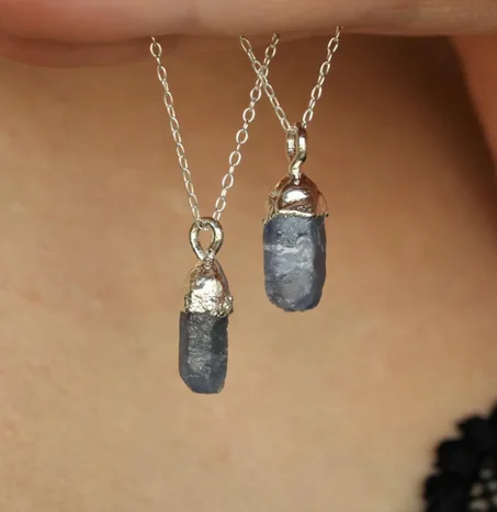 قلادة من الياقوت الخام: فضة نقية  999 خام، غير معالجة، مشكلة كهربائيًا، قلادة من كريستال الياقوت الأزرق الطبيعي