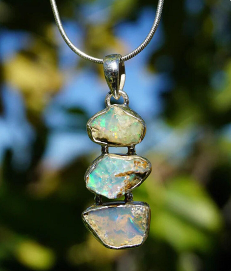 قلادة من حجر الأوبال الإثيوبي الخام: مجوهرات من الفضة الإسترلينية عيار 925 مرصعة بالأحجار الكريمة