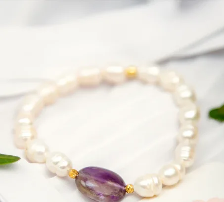Bracelet jouher hour orné d’une pierre naturelle d’Améthyste.