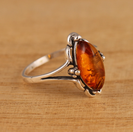 خاتم من الفضة الإسترلينية عيار 925 مرصع بالعنبر البلطيقي والكونياك، بأحجام مختلفة في صندوق هدايا