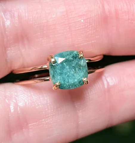 خاتم من الزمرد الخام بلون رغوة البحر: خاتم مزدوج مملوء بالذهب الوردي