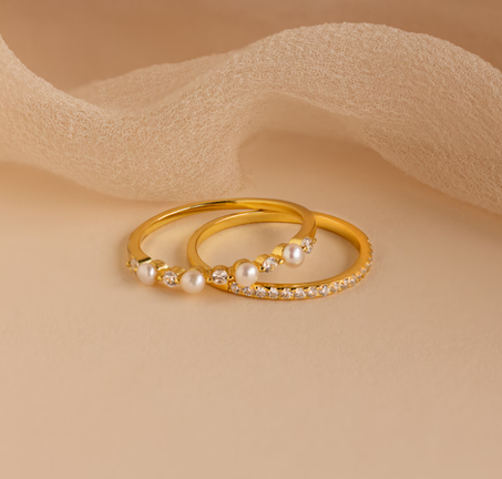 طقم خواتم مرصعة باللؤلؤ من Caitlyn Minimalist • طقم خواتم مرصعة بالألماس واللؤلؤ قابلة للتكديس • مجوهرات زفاف رقيقة • هدايا عيد الميلاد للنساء