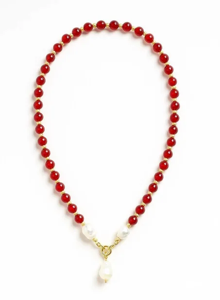 قلادة من العقيق الأحمر مصنوعة يدوياً مع لمسات من اللؤلؤ الباروكي، هدية أنيقة