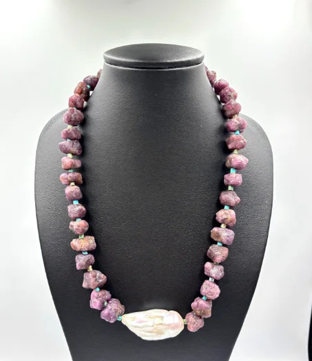 قلادة من اللؤلؤ والياقوت العتيق: مجوهرات مصنوعة يدويًا من الأحجار الكريمة