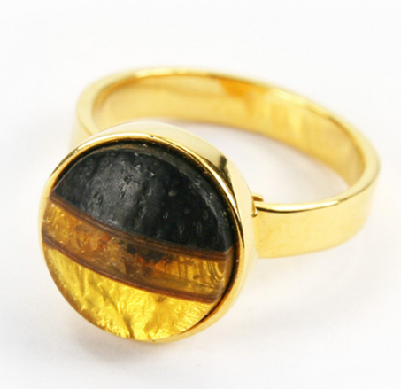 خاتم دائري من الفضة المطلية بالذهب مع العنبر وخشب البلوط الأسود، خاتم دائري من الفضة المطلية بالذهب مع العنبر وخشب البلوط الأسود