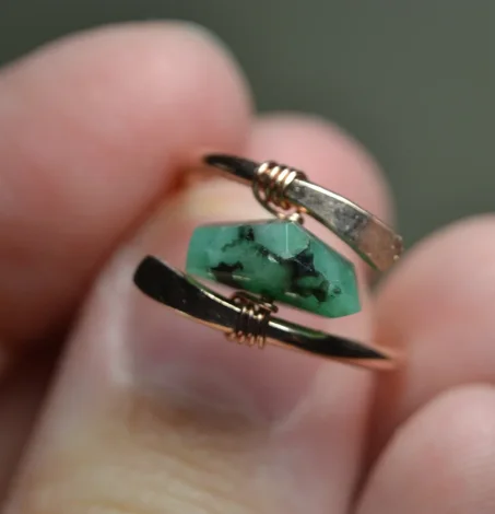 خاتم من الزمرد الخام من الفضة الإسترلينية والذهب عيار 14 قيراطًا، خاتم مرصع بأحجار كريمة ملتوية، كريستال علاجي، زمرد بوهيمي طبيعي، حجر بخت شهر مايو