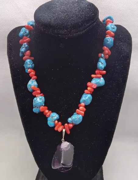 عقد من احجار الفيروز و المرجان مع قلادة حجر الجمشت