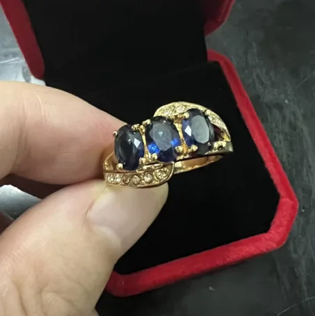 Bague  or 10 Carats avec pierres de saphir laboratoire