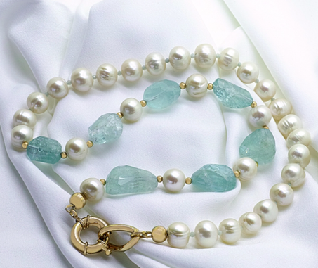 COLLIER EN PERLES D'EAU DOUCE ET AIGUE-MARINE AVEC GRAND FERMOIR PLAQUÉ OR, FAIT MAIN