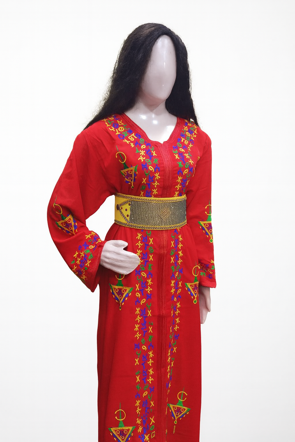 ⭐ قفطان أمازيغي فاخر – مطروز بحروف تيفيناغ بألوان تراثية