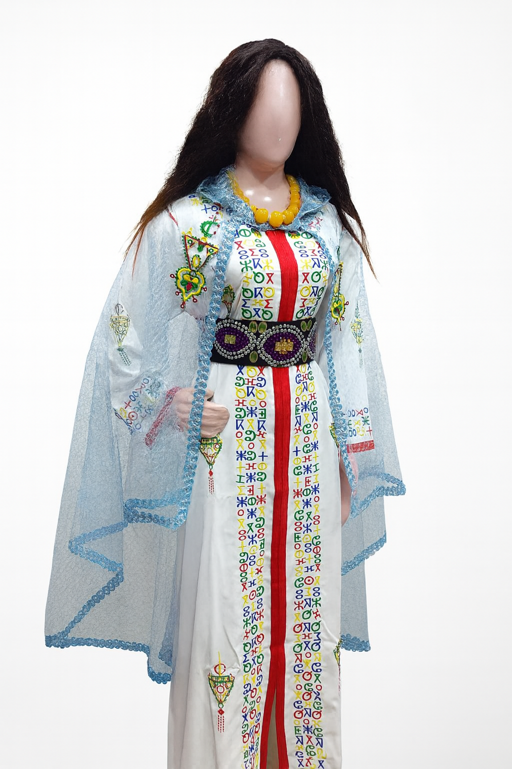 ⭐ قفطان أمازيغي فاخر – مطروز بحروف تيفيناغ بألوان تراثية