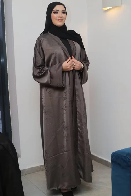 عباية ساتان فاخرة بتطريز ناعم – أناقة محتشمة بإطلالة راقية
