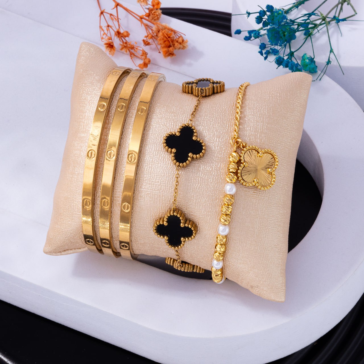 Élevez votre style avec cette magnifique sélection de bracelets dorés, alliant élégance et raffinement