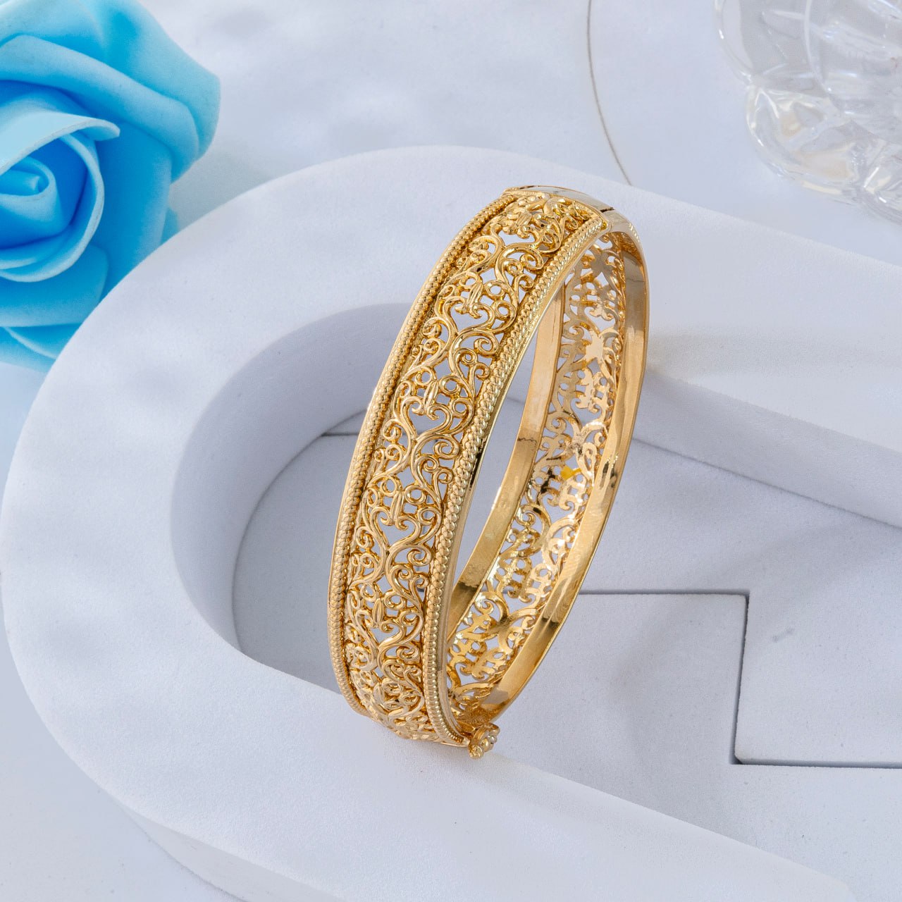 Découvrez l'élégance intemporelle de notre bracelet jonc doré finement travaillé, Ajoutez une note d'élégance et traditionnel à votre collection de bijoux avec ce modèle sophistiqué