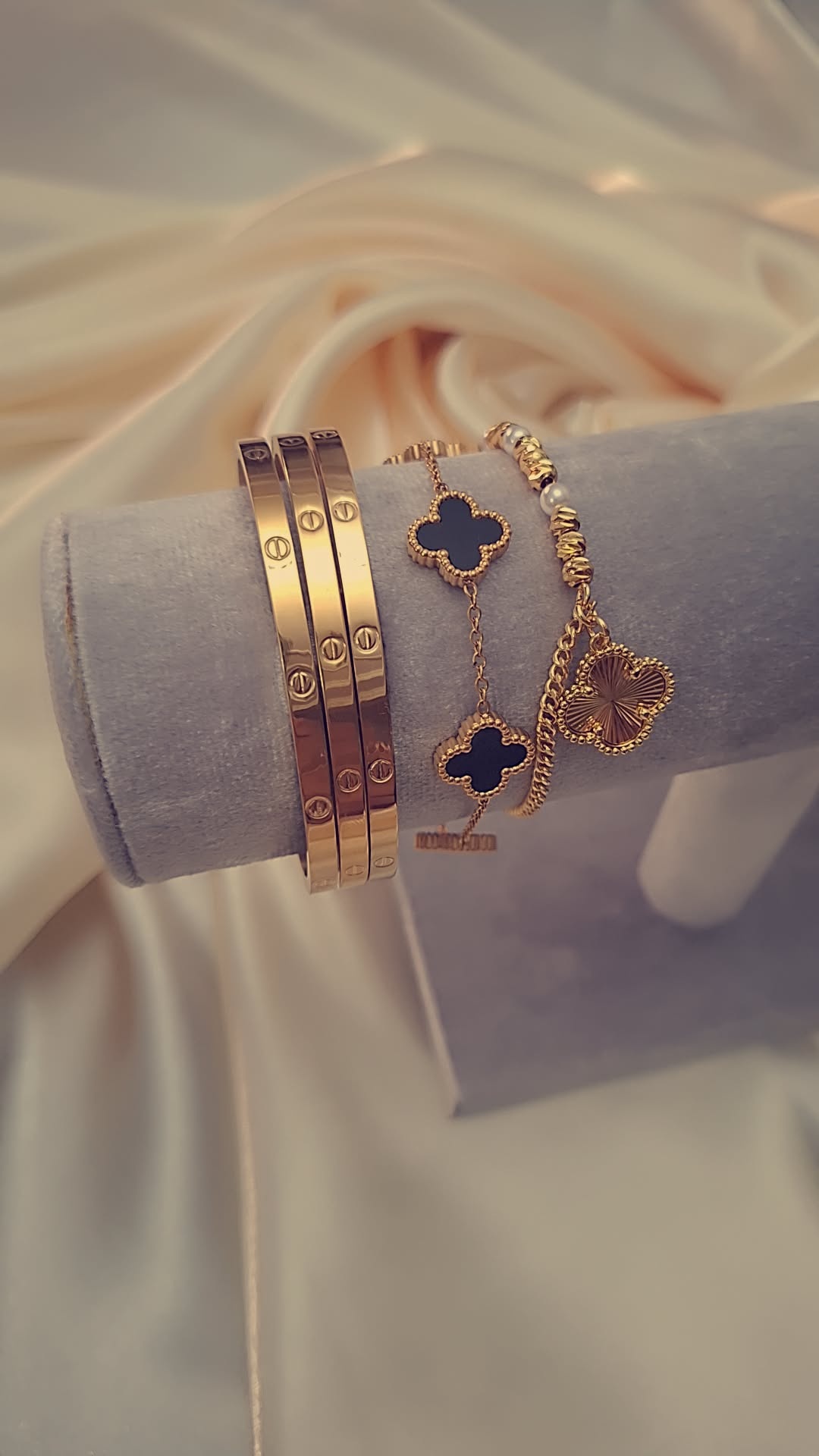 Élevez votre style avec cette magnifique sélection de bracelets dorés, alliant élégance et raffinement
