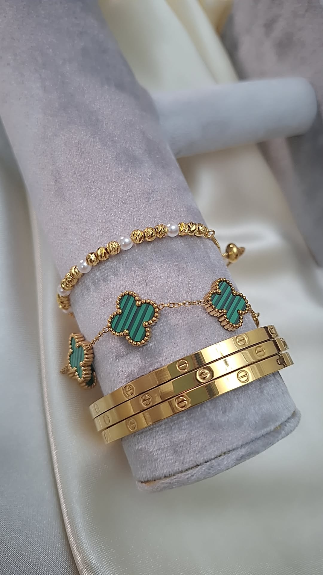 Élevez votre style avec cette magnifique sélection de bracelets dorés, alliant élégance et raffinement