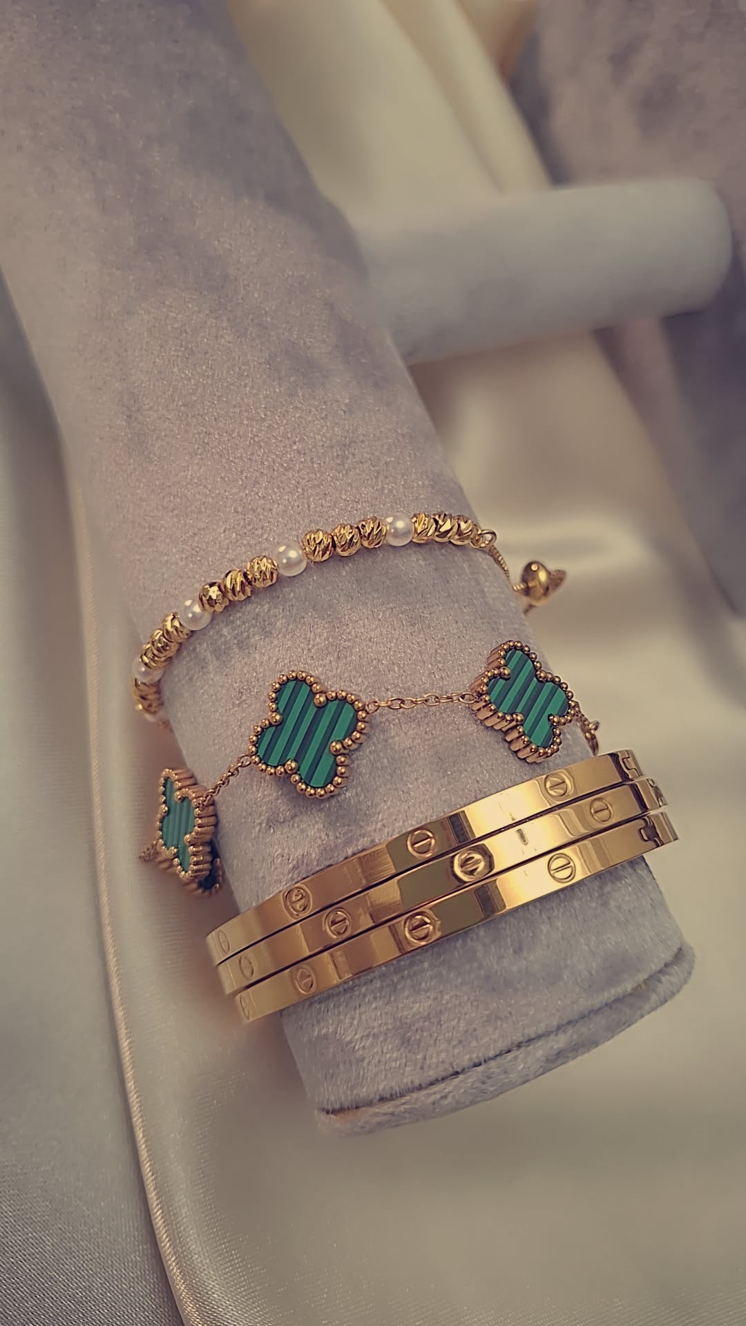 Élevez votre style avec cette magnifique sélection de bracelets dorés, alliant élégance et raffinement