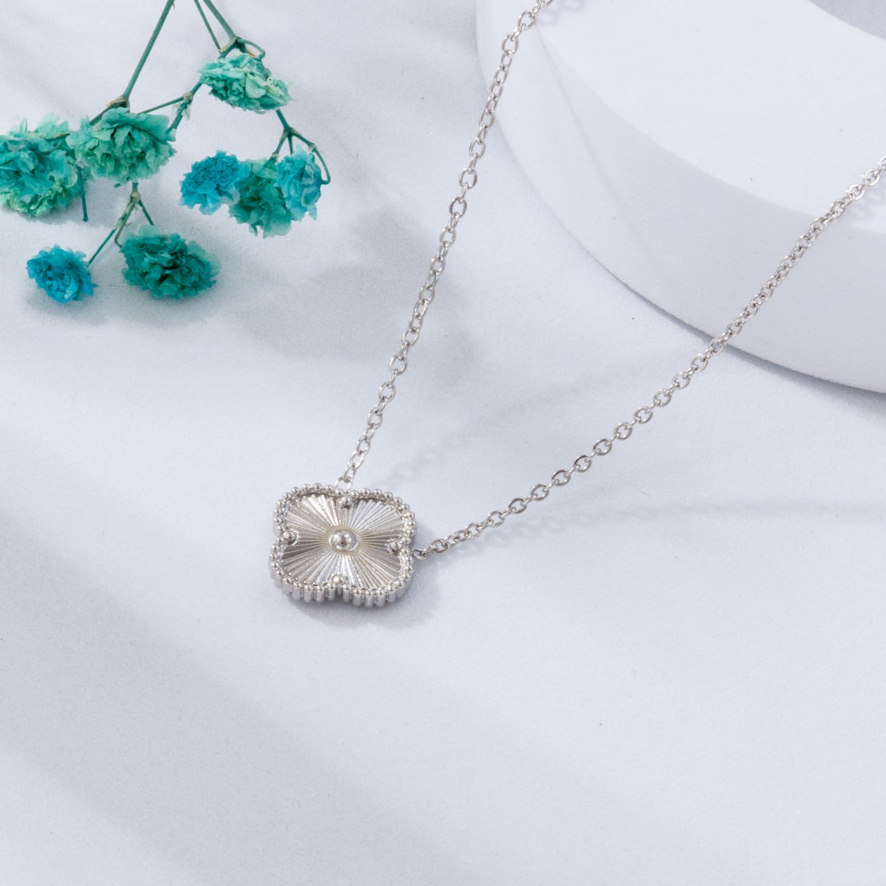 1pc Collier Pendentif Van cleef en Acier Titane Élégant Vintage pour Femme, Bijoux pour Tous les Jours et Cadeaux