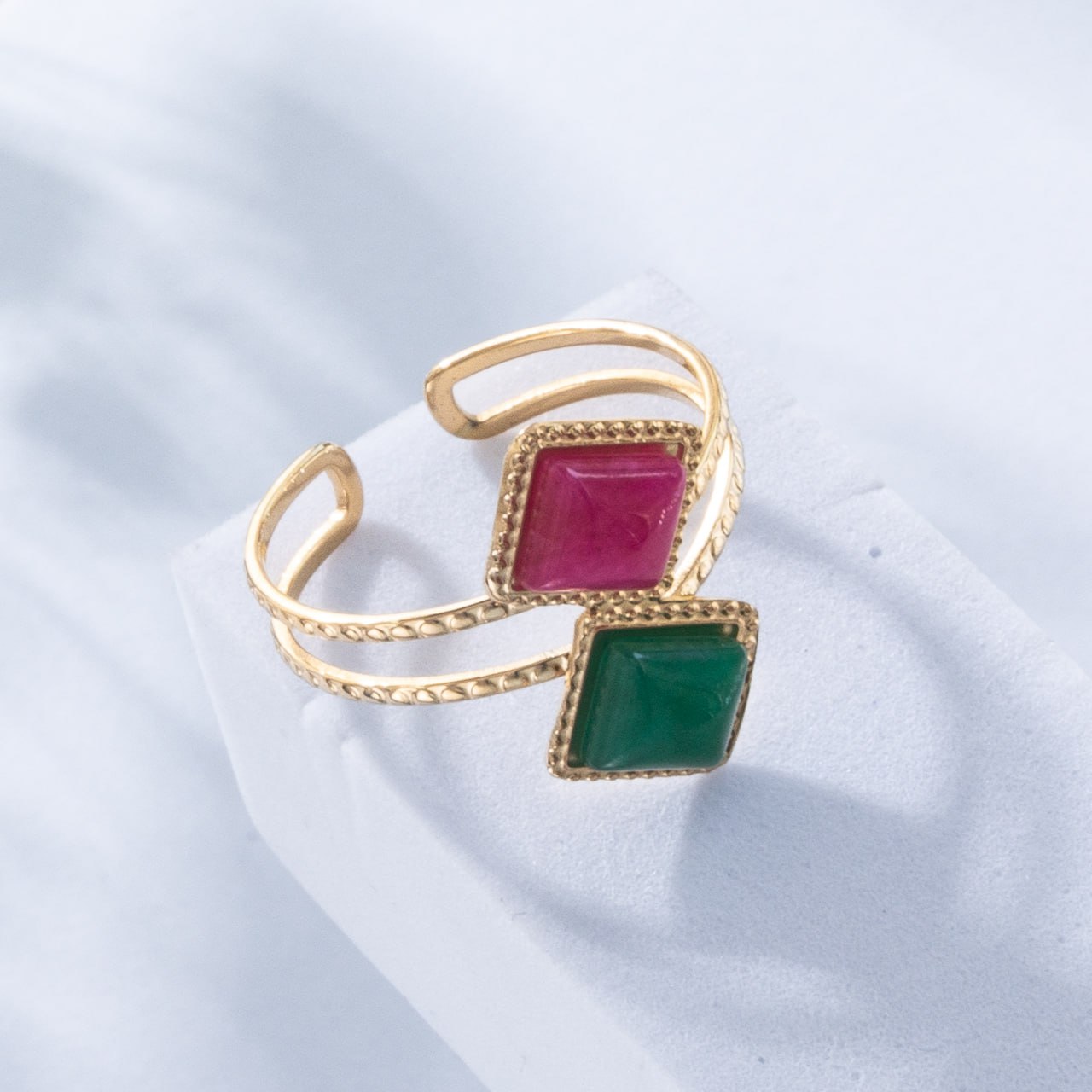 Ensemble bohème chic – Boucles d’oreilles & bague ajustable dorées, Idéal à offrir ou à s’offrir pour un look unique et plein de caractère