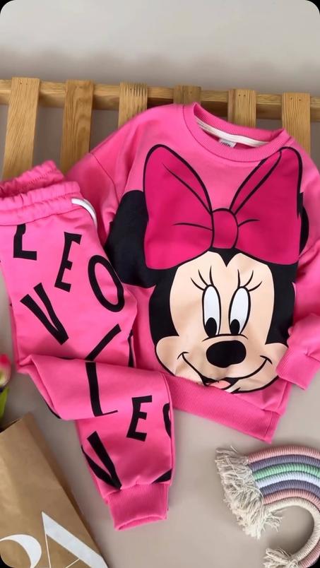 طقم للبنات موضة الخريف و الشتاء LOVE