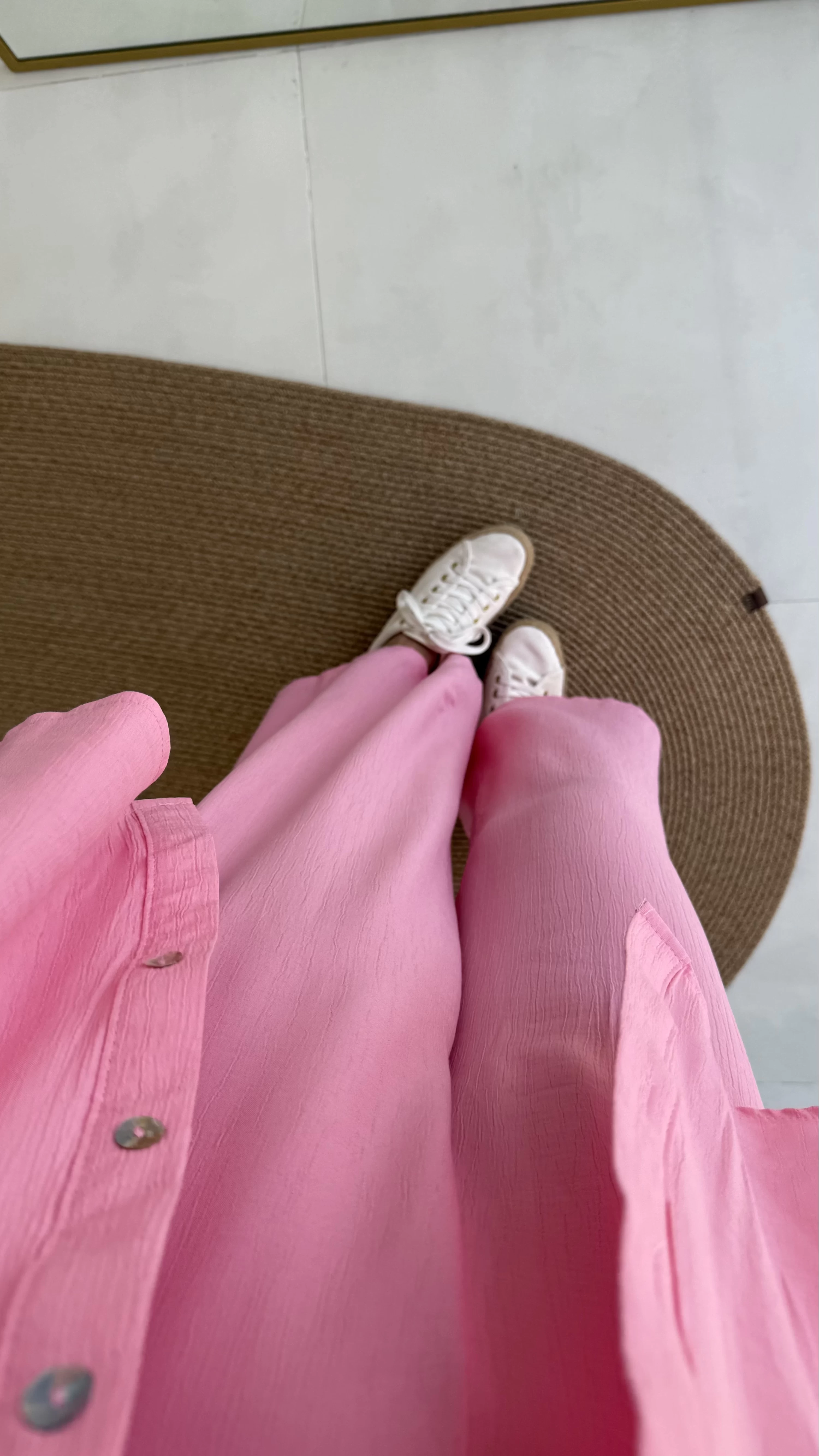 Pantalon + chemise légère = Un look chic & pudique