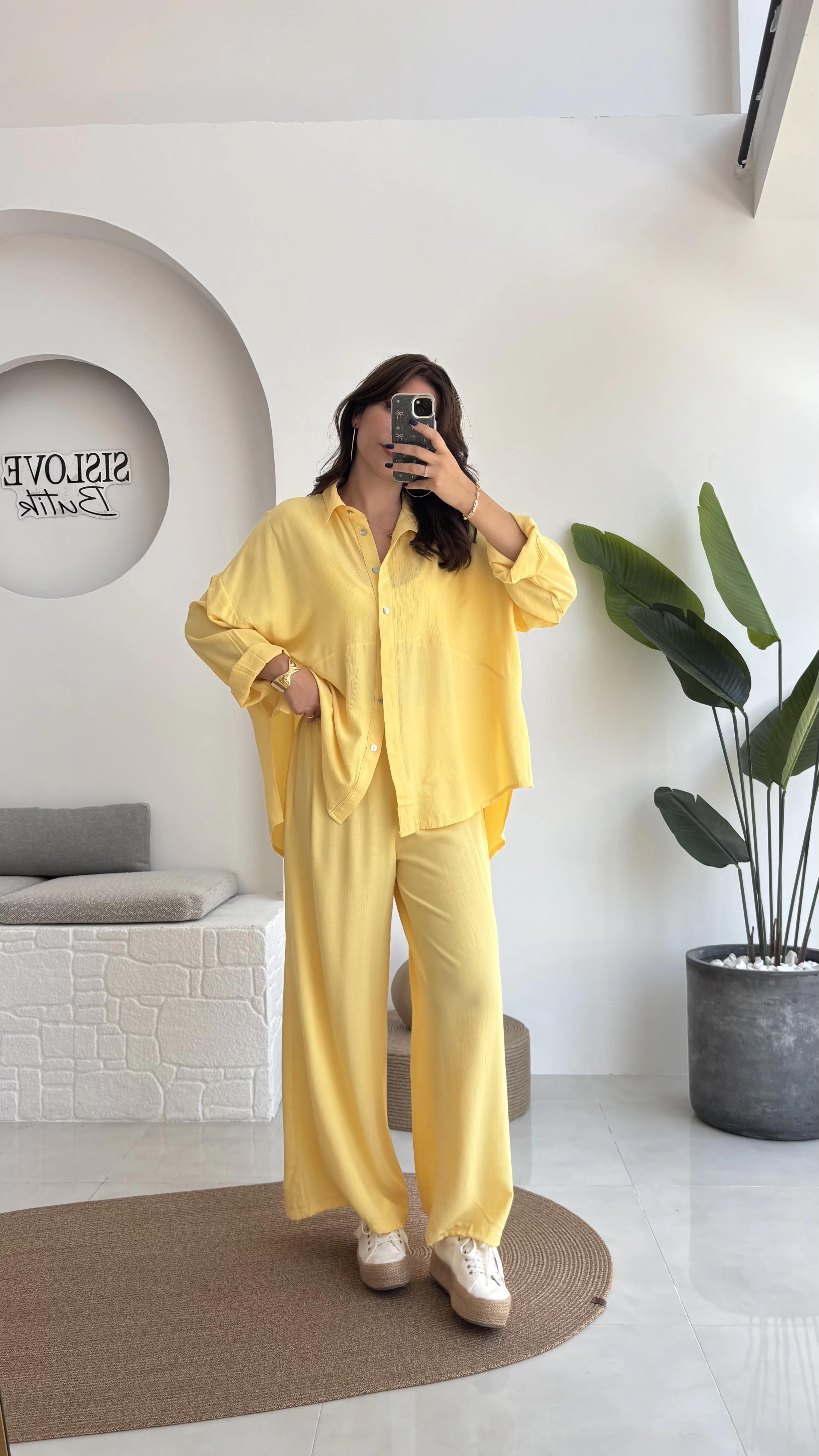 Pantalon + chemise légère = Un look chic & pudique